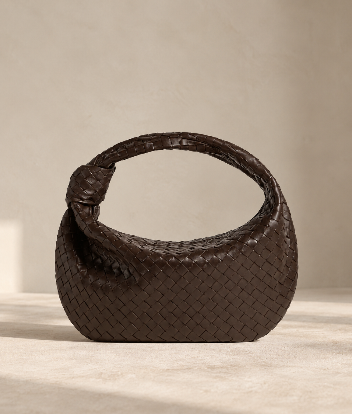 Siena Marrón, bolso de cuero entrelazado marrón oscuro, vista superior del asa y abertura