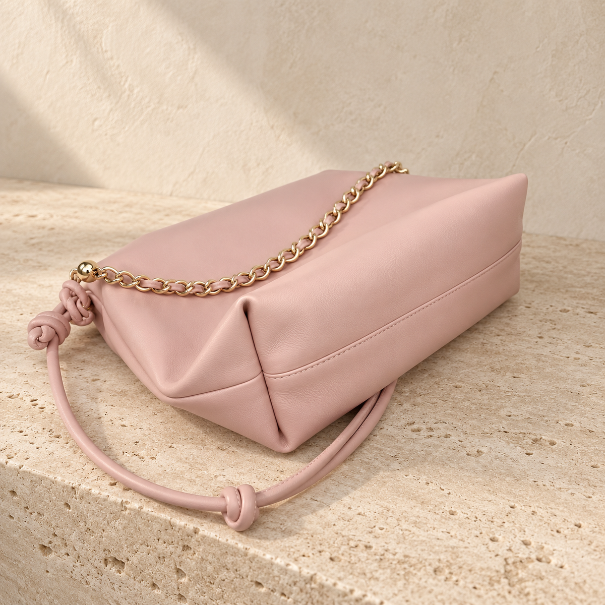 Charlotte Rosa, cartera de cuero rosa con herrajes dorados