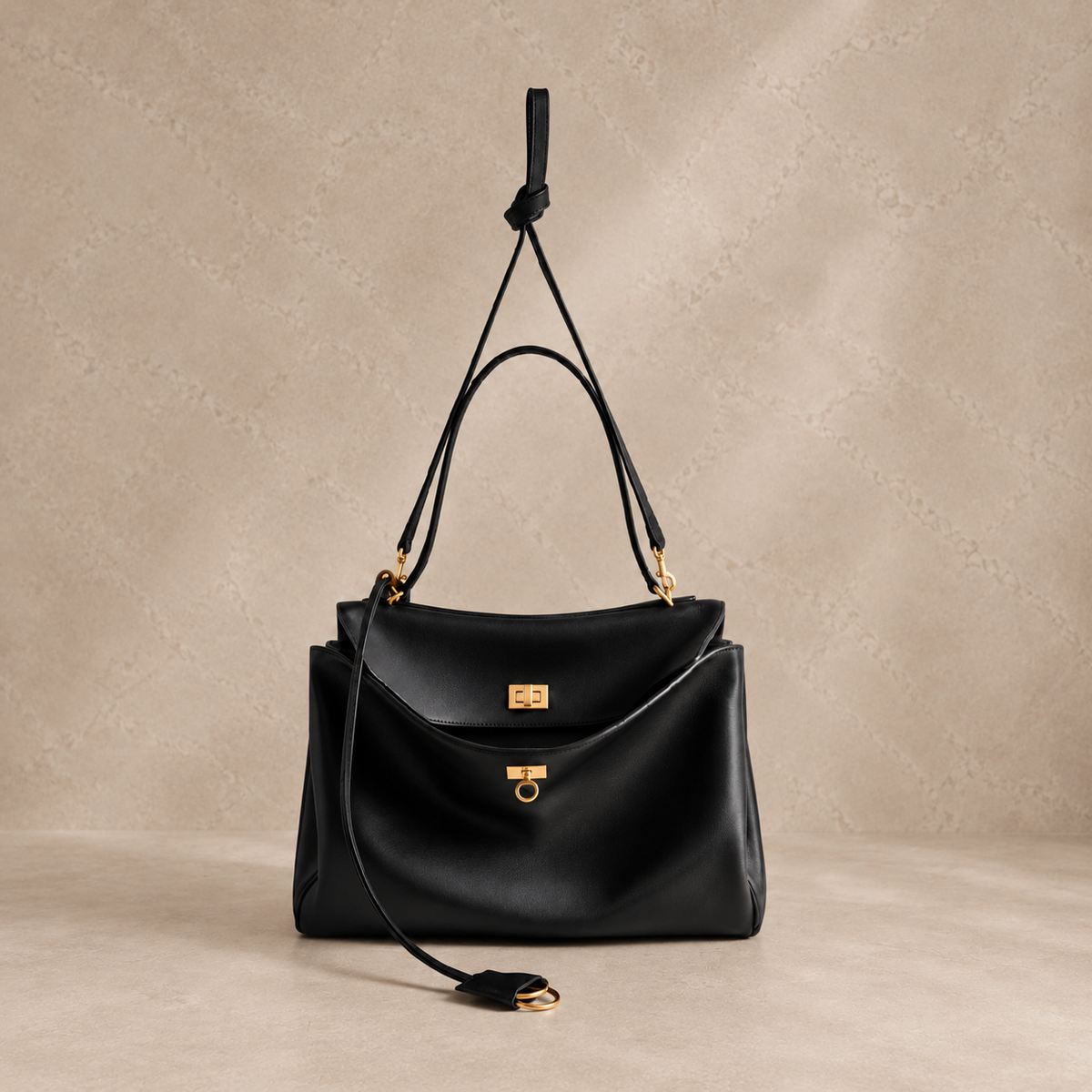 Cartera Camille Negro de cuero con herrajes dorado opaco, vista frontal, Peregrina Atelier