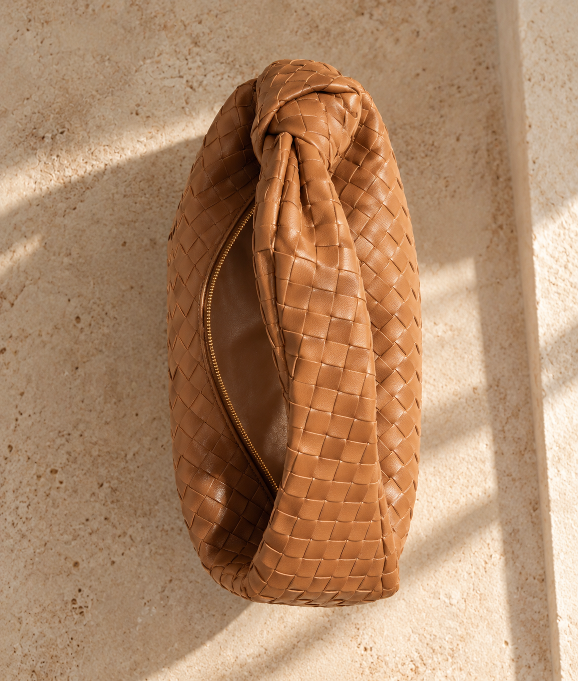 Vista lateral del bolso Siena Camel de cuero natural de vacuno con asa anudada