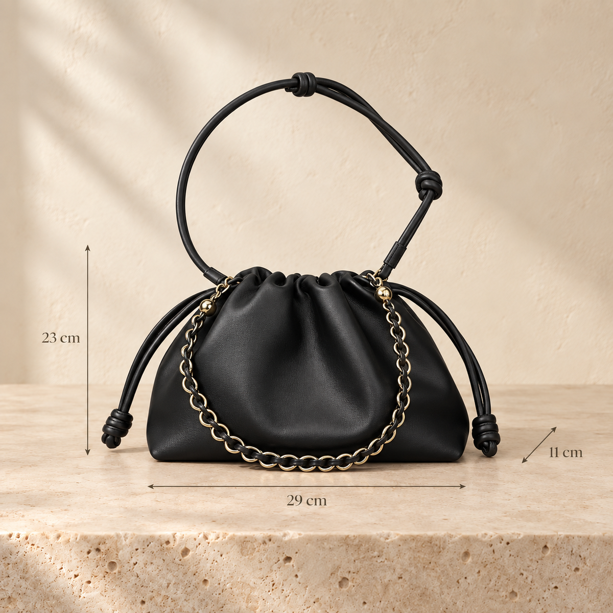 Charlotte Negro, cartera de cuero negro con herrajes dorados