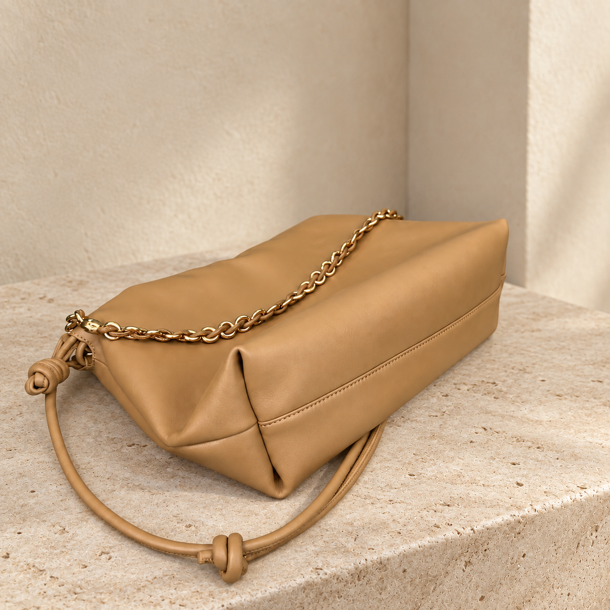 Charlotte Camel, bolso de cuero camel de silueta fruncida