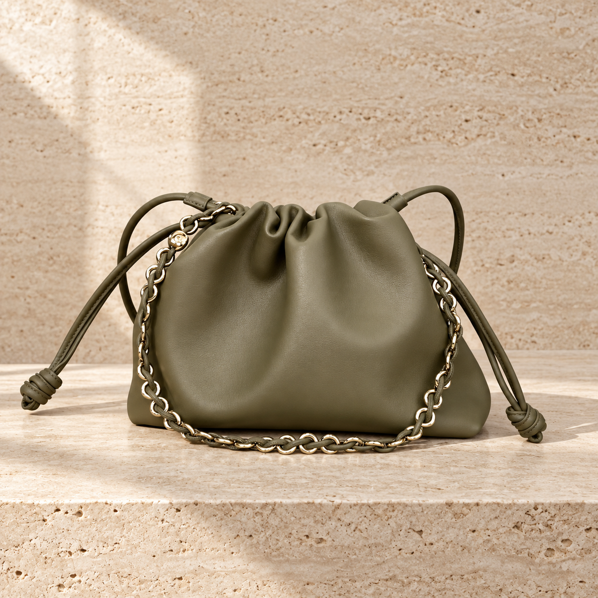 Charlotte Oliva, cartera de cuero oliva de Peregrina Atelier