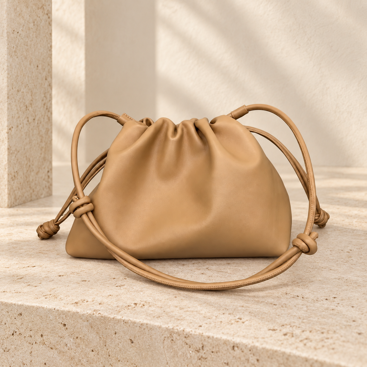 Charlotte Camel, cartera de cuero camel con herrajes dorados