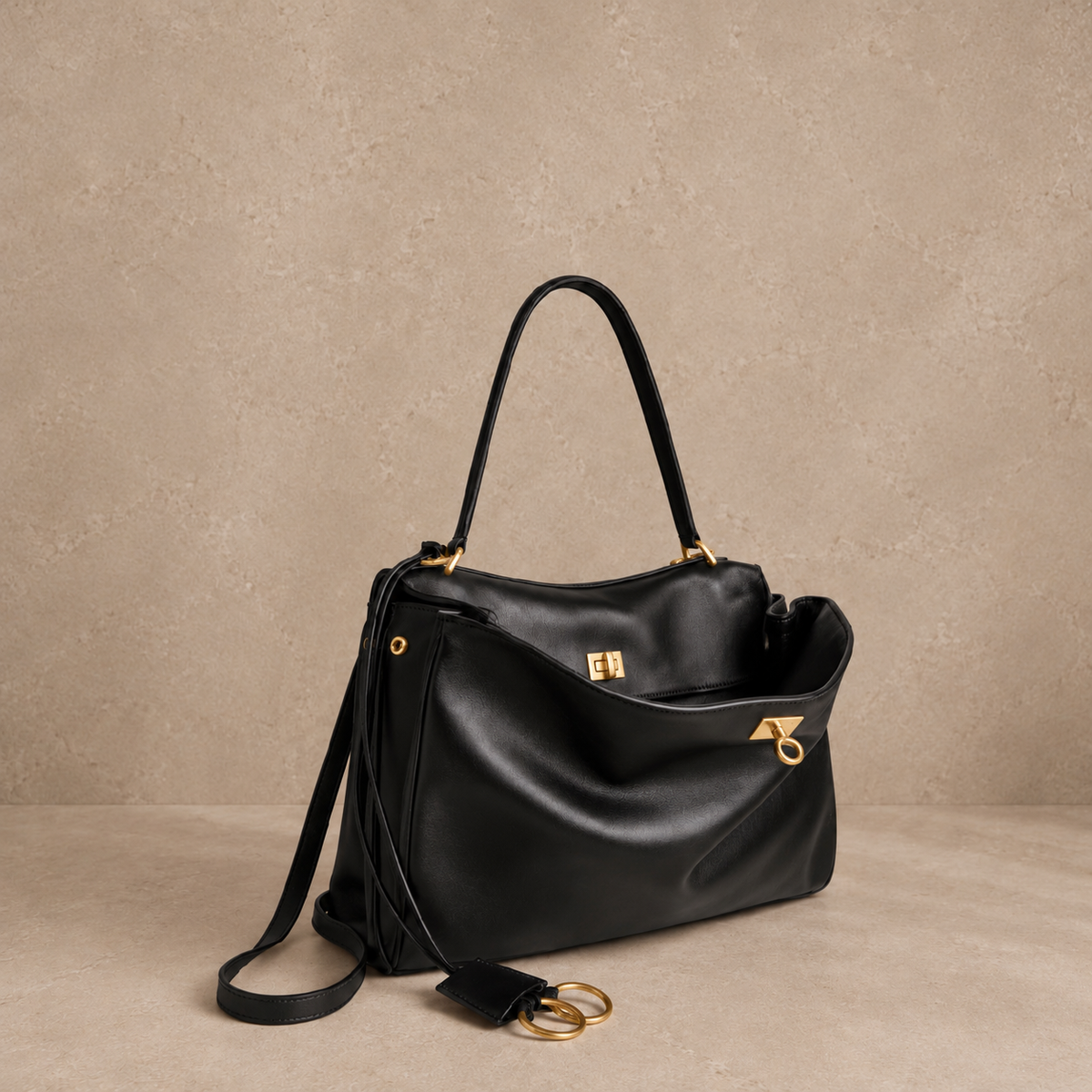 Interior de la cartera Camille Negro abierta, compartimentos y herrajes dorado opaco