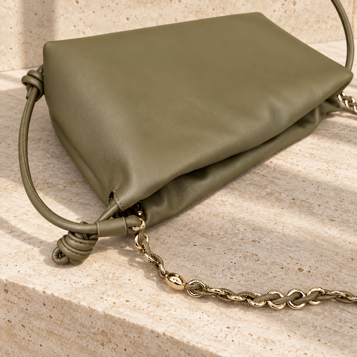 Charlotte Oliva, bolso de cuero oliva de silueta fruncida