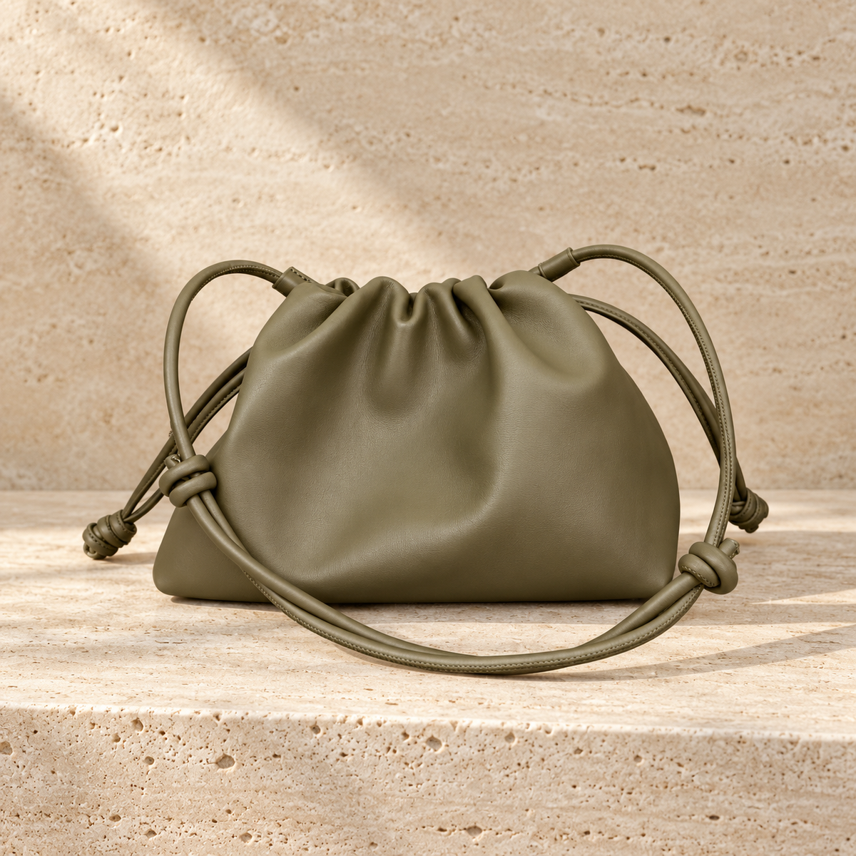 Charlotte Oliva, bolso de cuero oliva con asa anudada y cadena