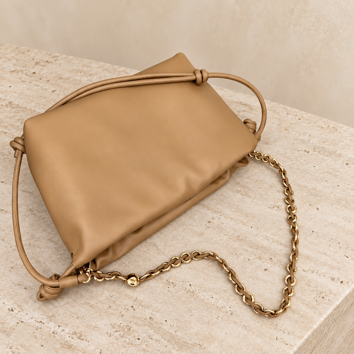 Charlotte Camel, detalle de asa y cadena de la cartera