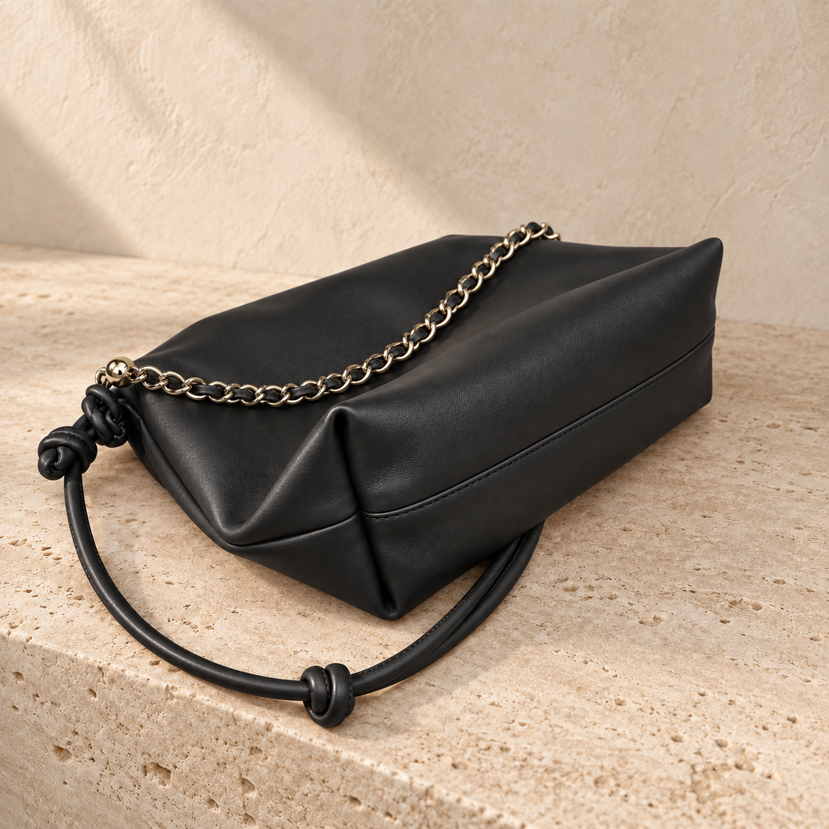 Charlotte Negro, bolso de cuero negro de silueta fruncida