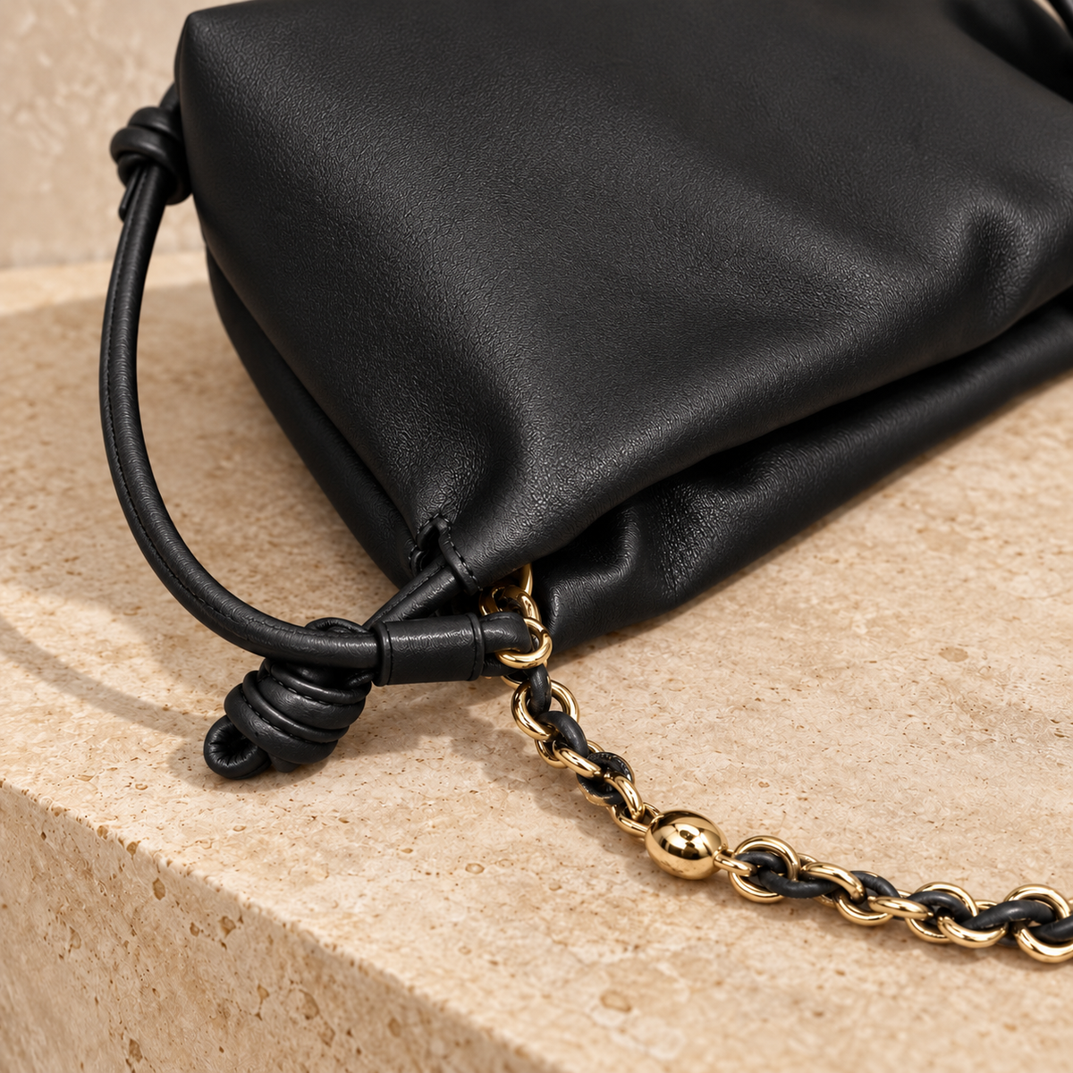 Charlotte Negro, bolso de cuero negro con asa anudada y cadena