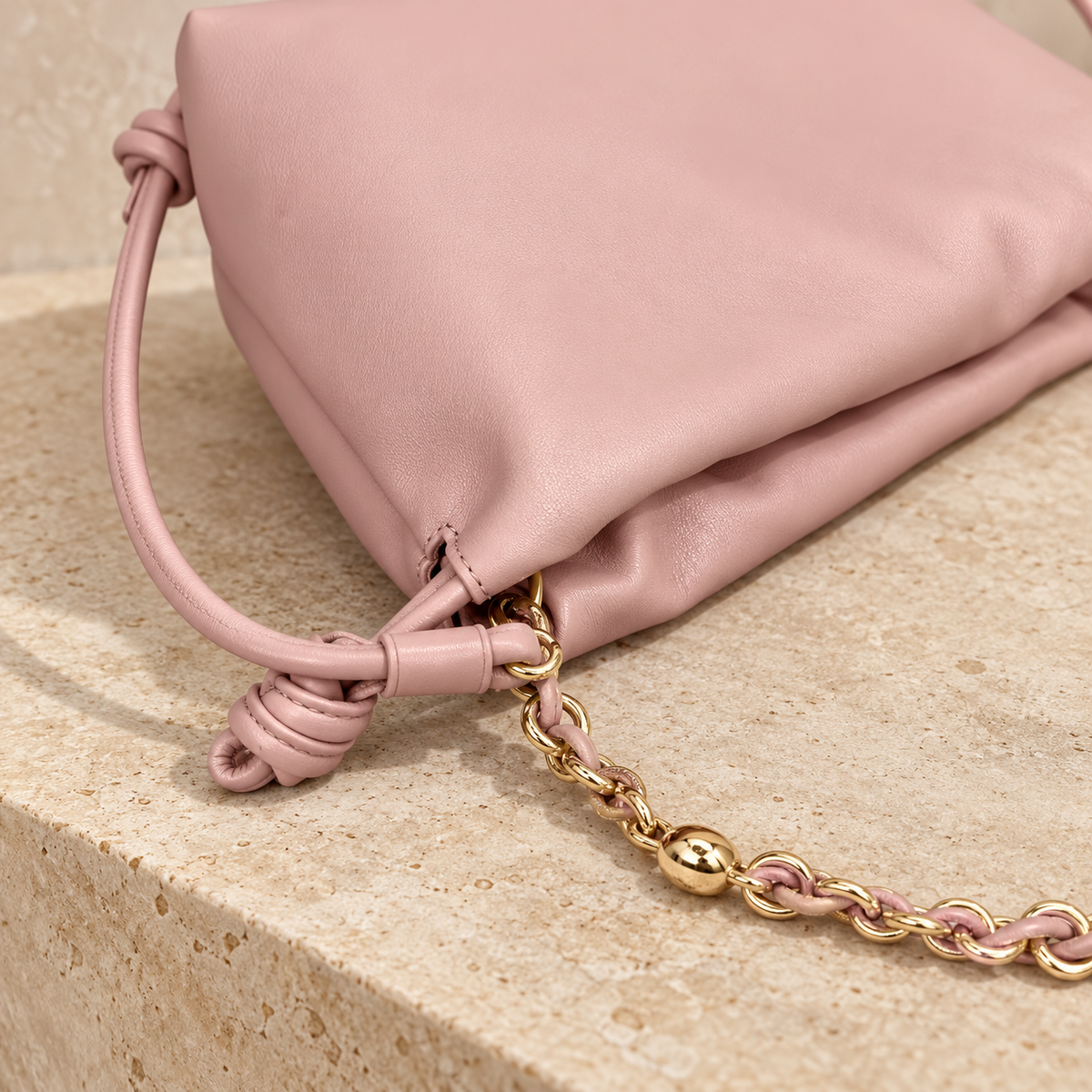 Charlotte Rosa, bolso de cuero rosa con asa anudada y cadena