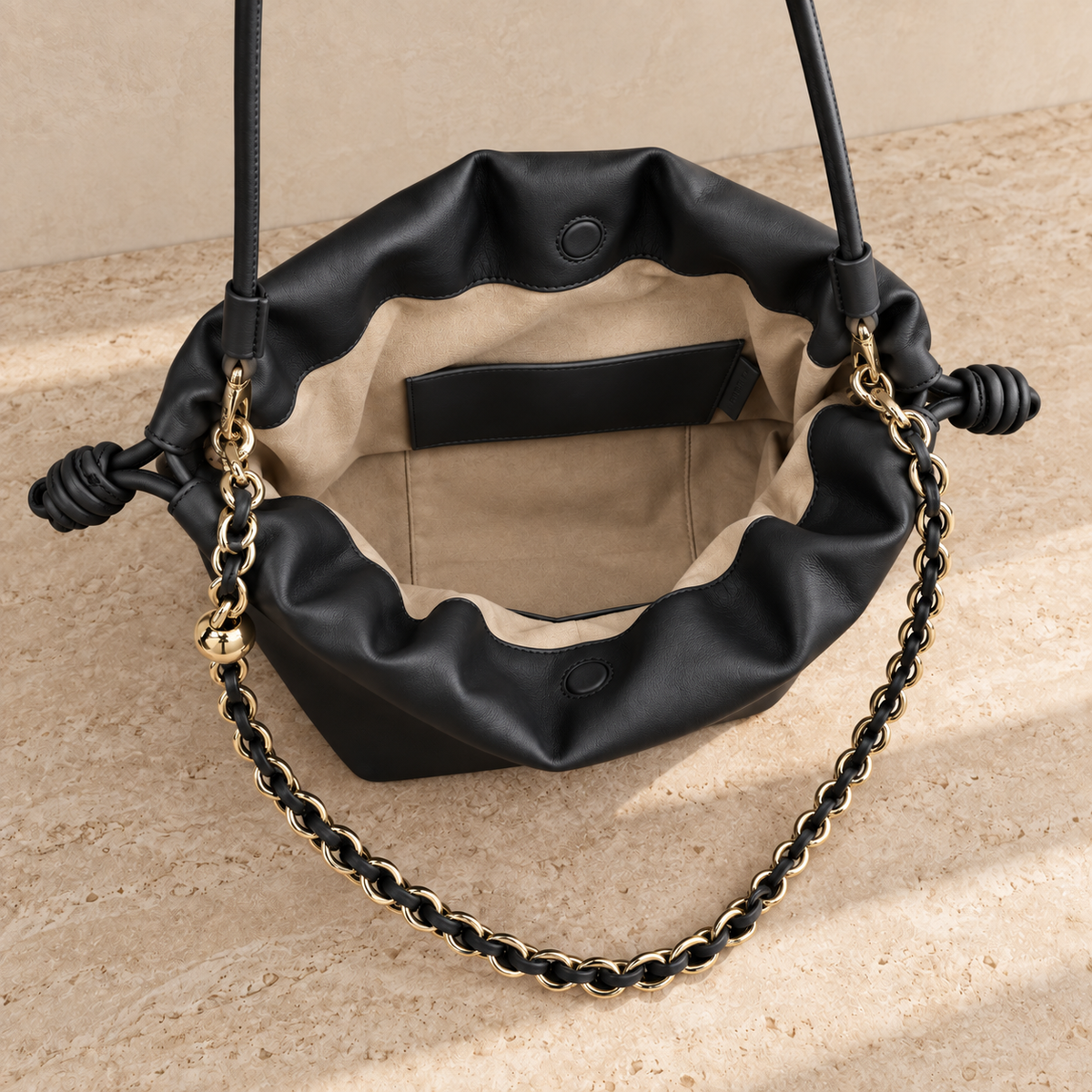 Charlotte Negro, detalle de cartera de cuero negro Peregrina Atelier