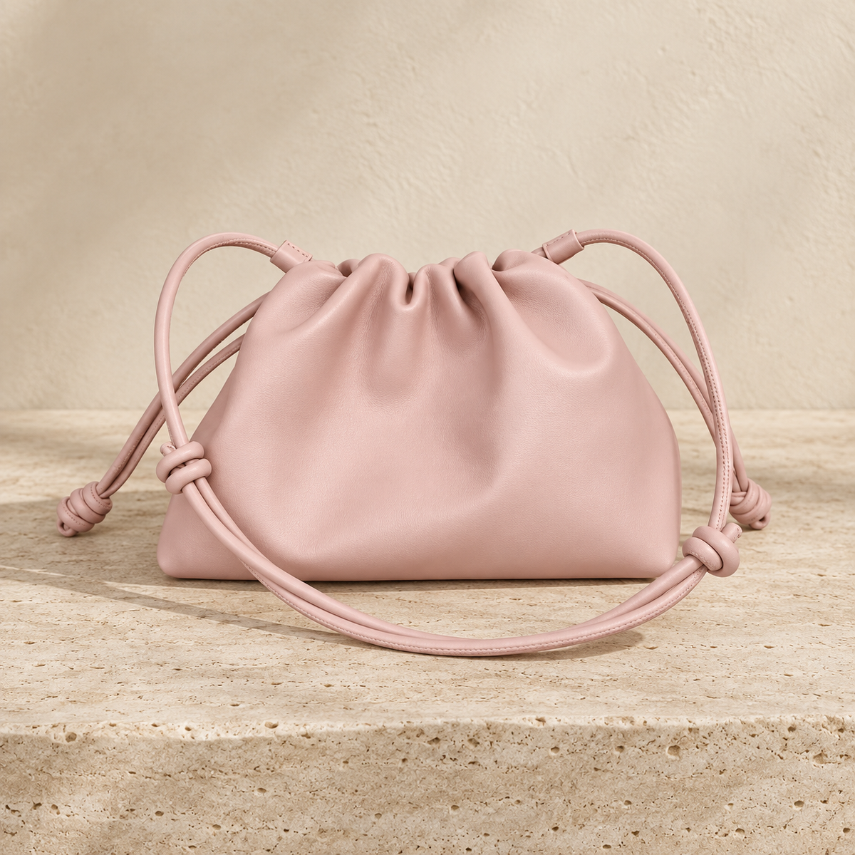 Charlotte Rosa, bolso de cuero rosa de silueta fruncida