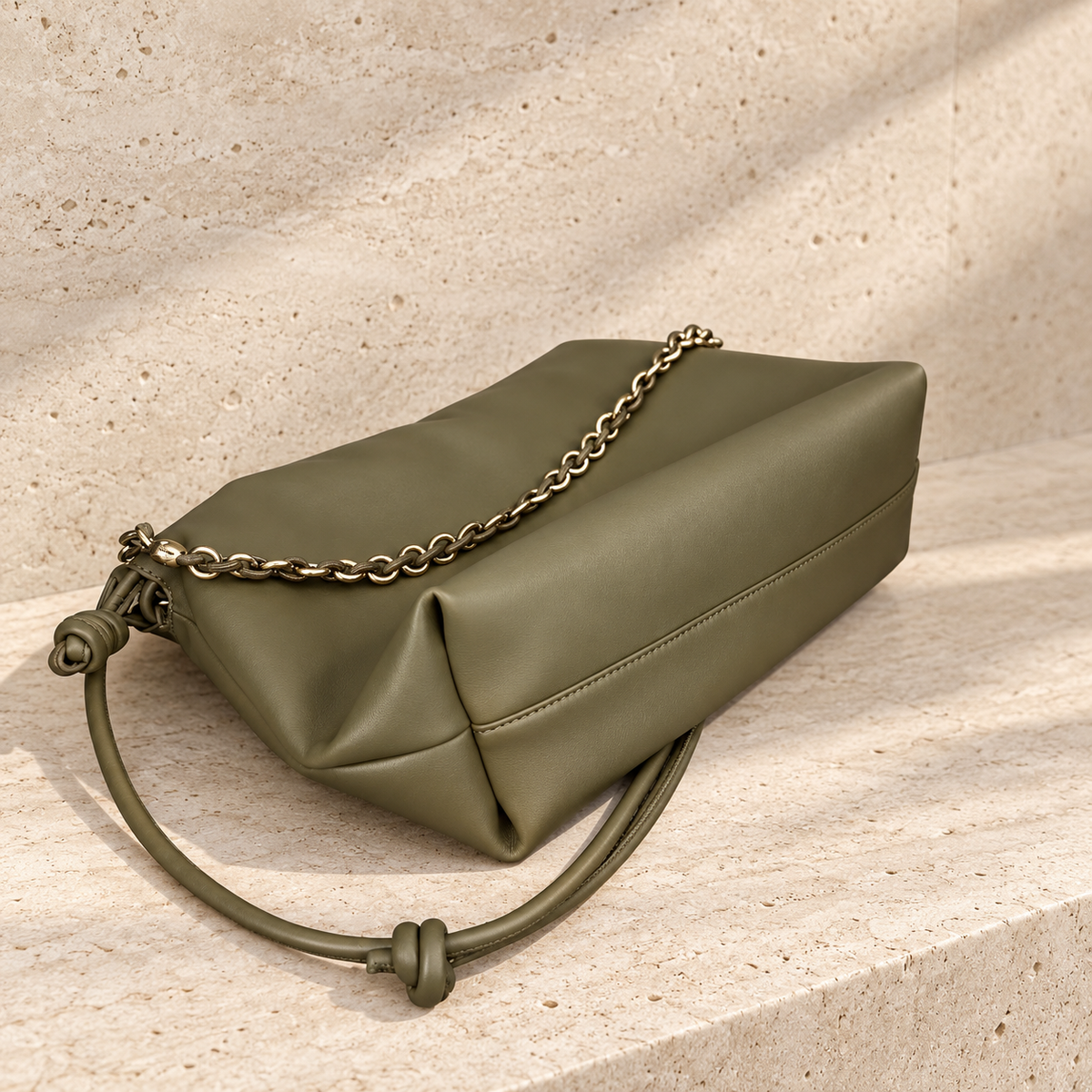 Charlotte Oliva, detalle de asa y cadena de la cartera