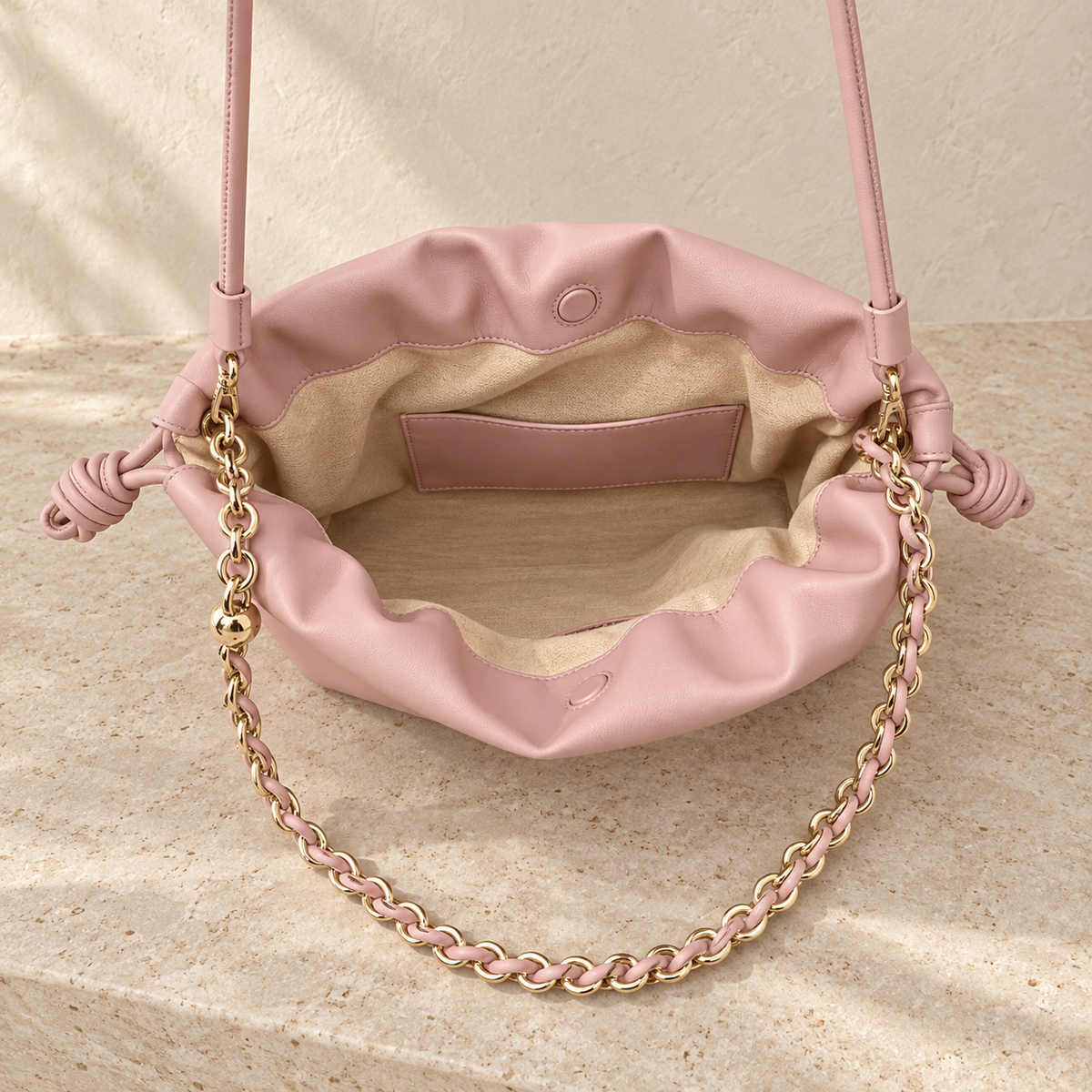 Charlotte Rosa, detalle de cartera de cuero rosa Peregrina Atelier