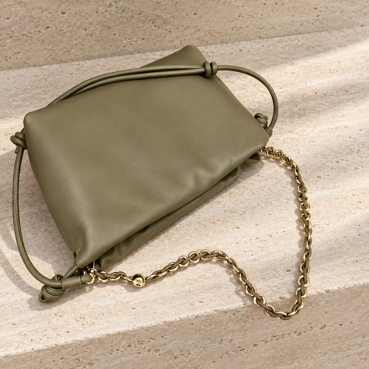 Charlotte Oliva, detalle de cartera de cuero oliva Peregrina Atelier