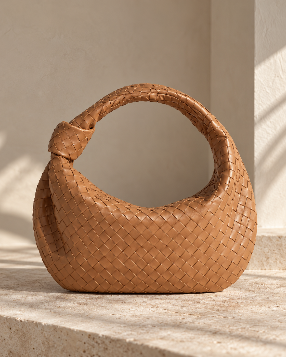 Siena Camel de Peregrina Atelier, bolso de cuero vacuno entrelazado visto de frente
