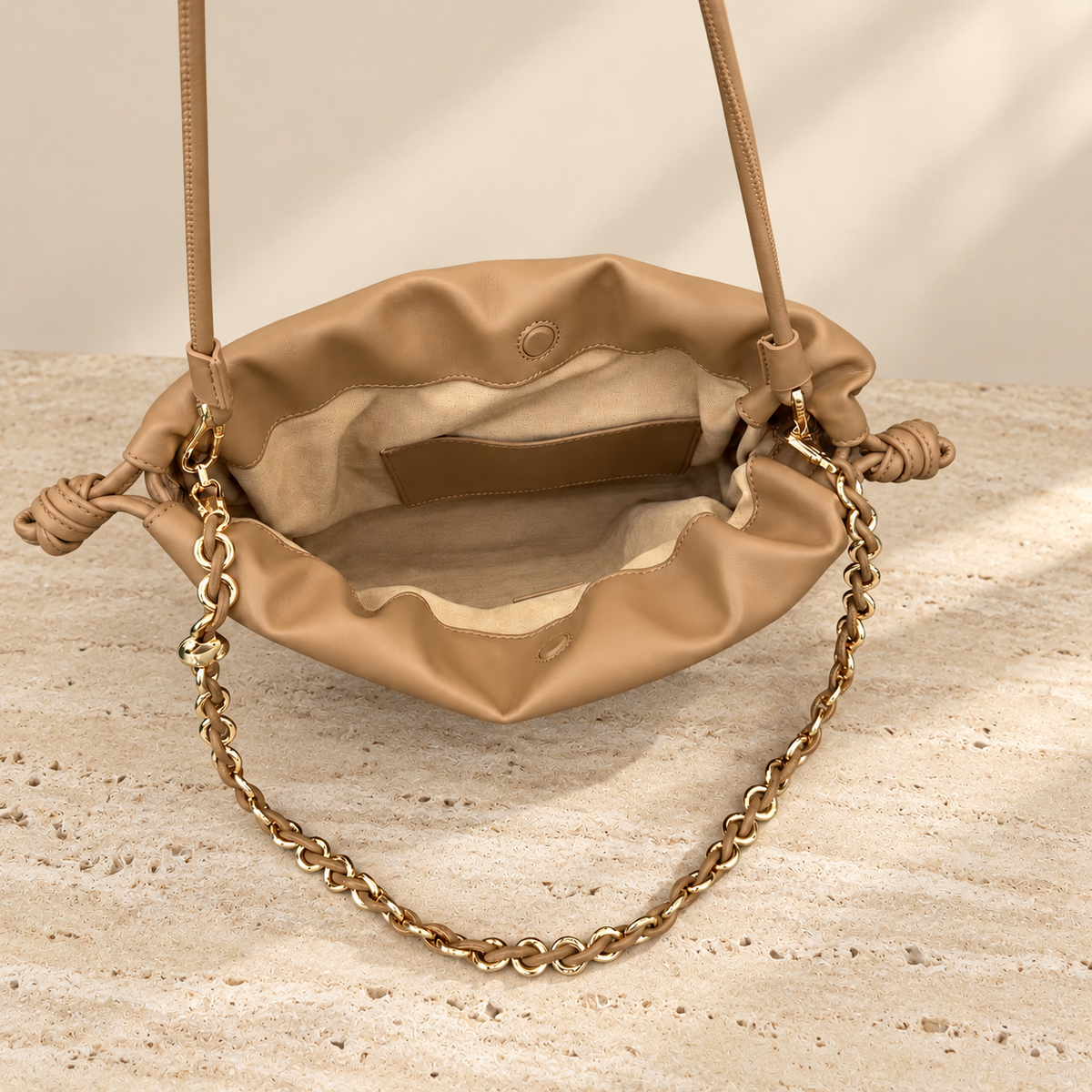 Charlotte Camel, bolso de cuero camel con asa anudada y cadena