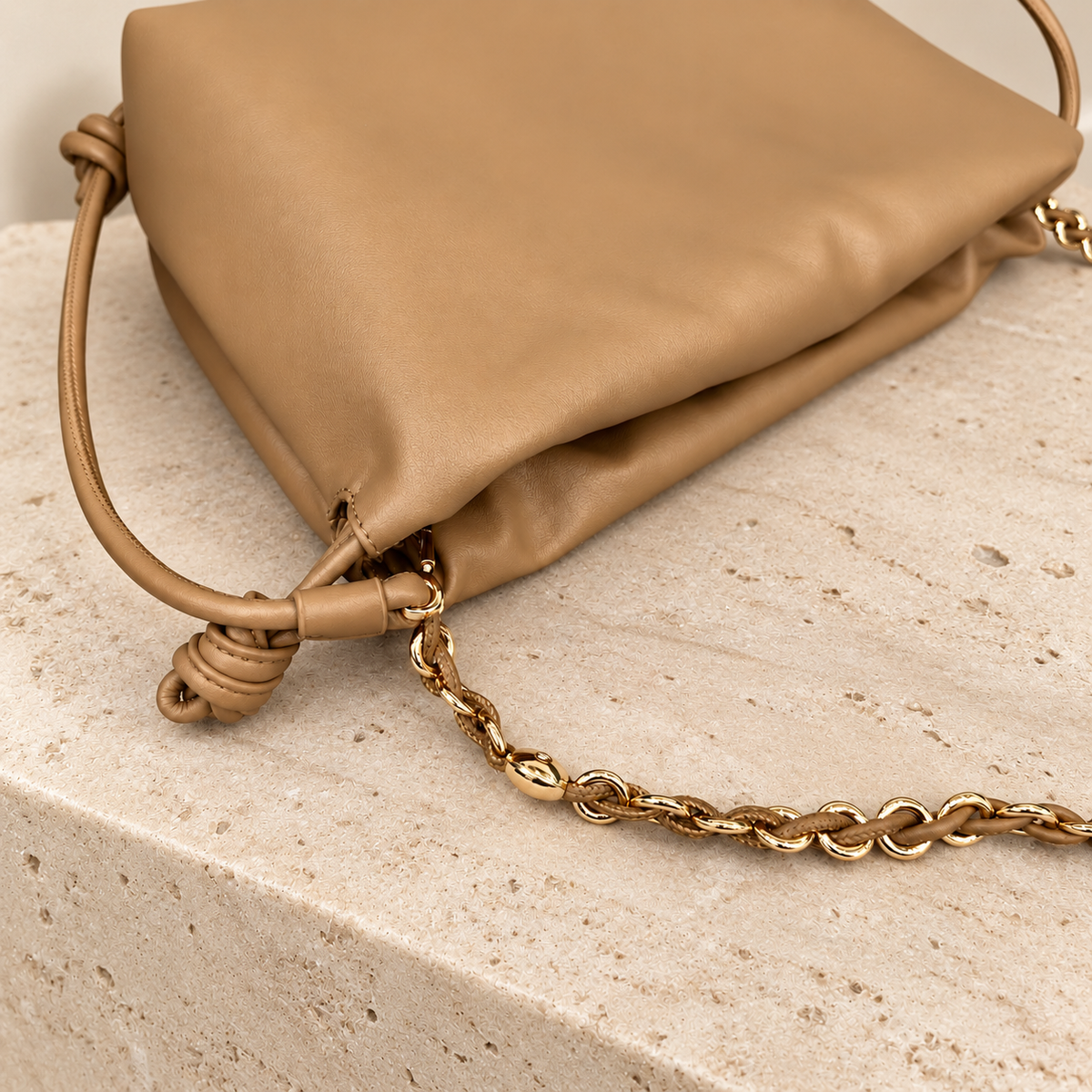 Charlotte Camel, detalle de cartera de cuero camel Peregrina Atelier