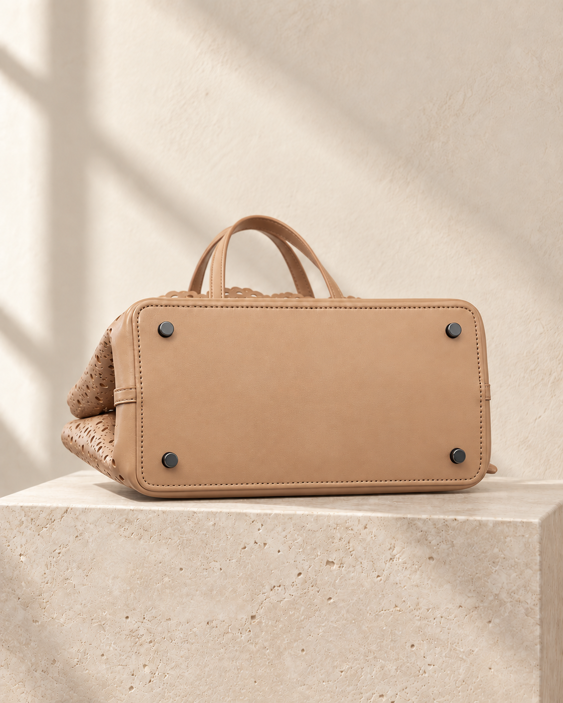 Azahar Arena, crossbody de cuero calado de Peregrina - vista adicional 5