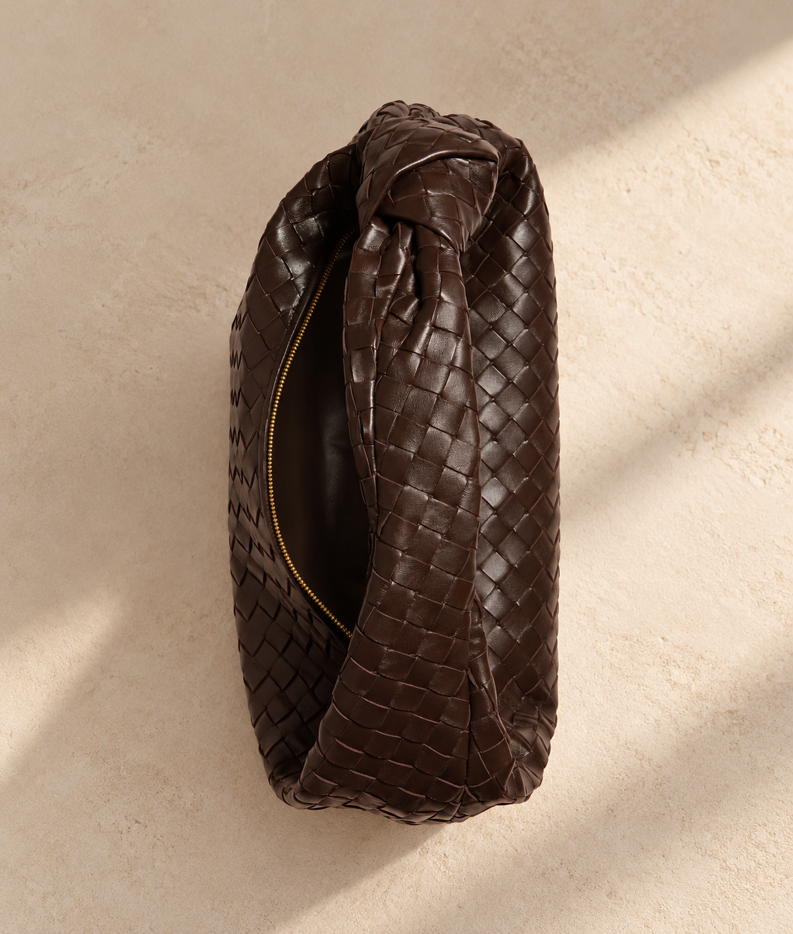 Siena Marrón, bolso de cuero entrelazado marrón oscuro, vista lateral del perfil y nudo del asa