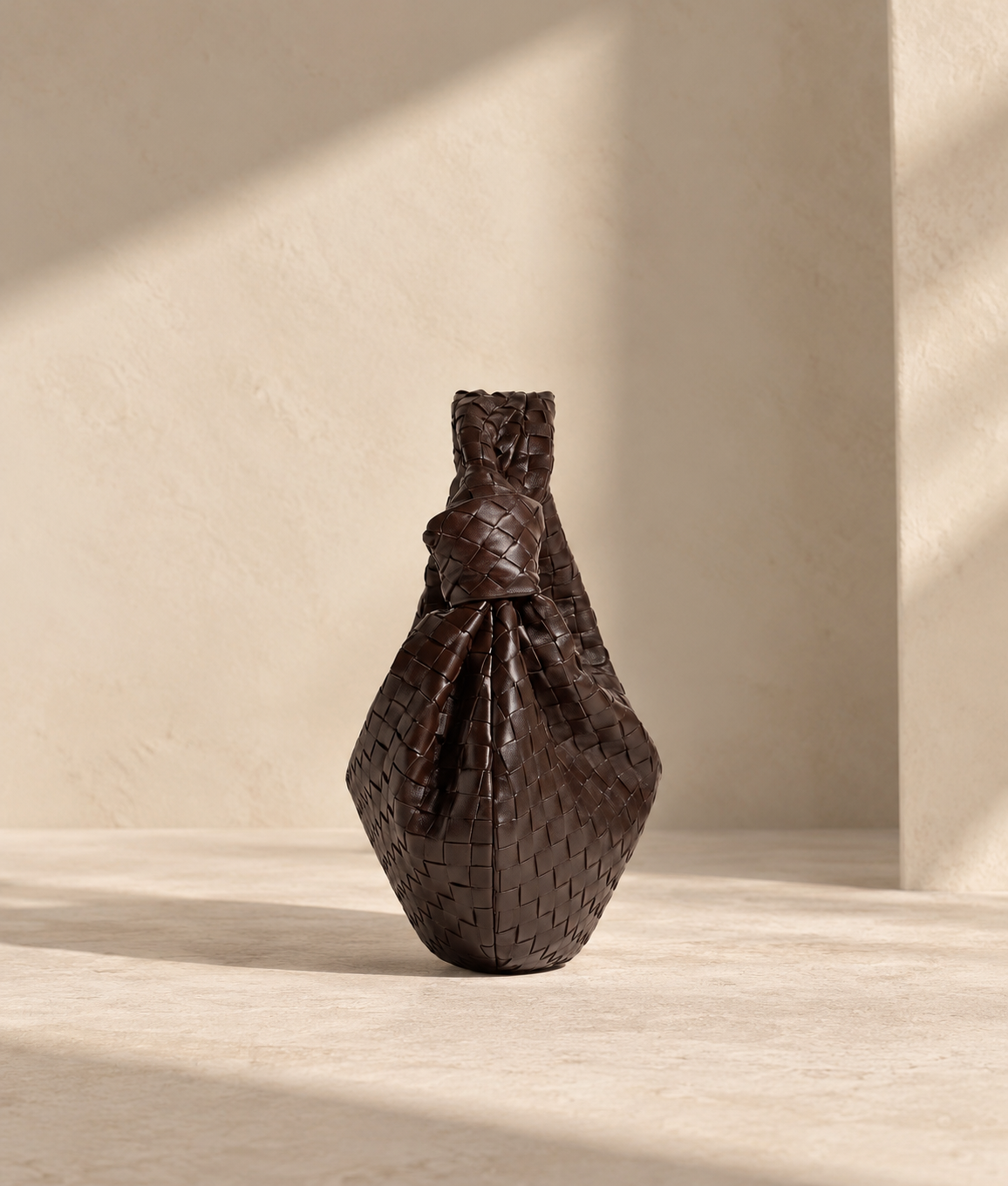 Siena Marrón, bolso hobo de cuero vacuno entrelazado marrón oscuro, vista frontal con asa y nudo lateral