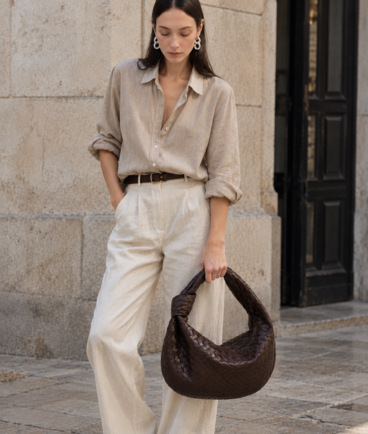 Siena Marrón Peregrina Atelier, bolso de cuero entrelazado marrón oscuro con modelo, vista lifestyle